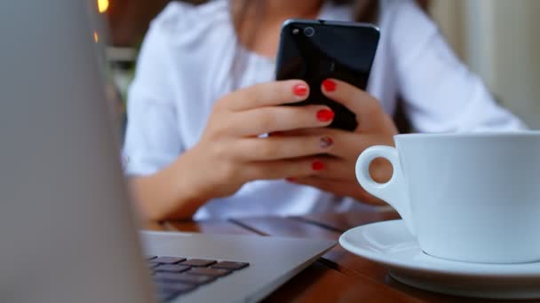 美しい若い成功したビジネス女性のラップトップでカフェ飲料コーヒー ノートパソコンで作業し 電話を使用して — ストック動画