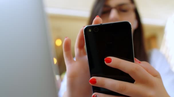 Hermosa Mujer Negocios Joven Que Trabaja Ordenador Portátil Uso Smartphone — Vídeos de Stock