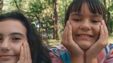 Parkta yatan üç kız arkadaşın yüzleri. Okul arkadaşı kavramı. 4k