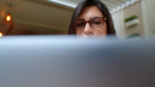 美しい若い成功したビジネス女性がカフェでノートパソコンで作業 Pov 4Kスローモーション — ストック動画