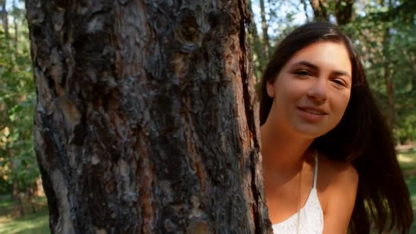 Porträtt Vacker Brunett Flicka Flirta Med Kameran Parken Slow Motion — Stockvideo