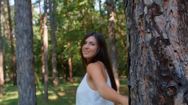 Retrato Hermosa Chica Morena Coqueteando Con Cámara Parque Cámara Lenta — Vídeo de stock