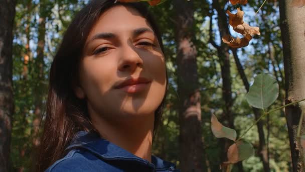 Retrato Bela Menina Morena Flertando Com Câmera Parque Câmera Lenta — Vídeo de Stock