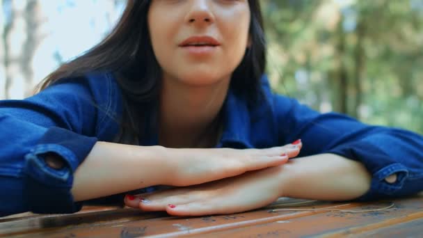 Retrato Hermosa Chica Morena Coqueteando Con Cámara Parque Cámara Lenta — Vídeos de Stock