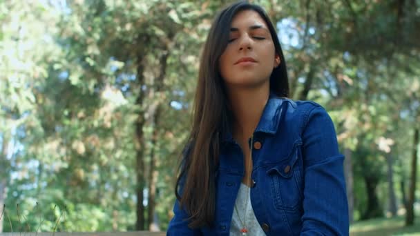 Güzel Esmer Bir Kızın Parkta Kamerayla Flört Edişinin Portresi Ağır — Stok video