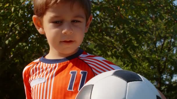 Porträt Eines Kleinen Jungen Fußballer Der Den Ball Köpft — Stockvideo