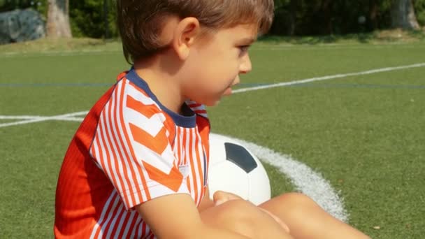 Kleine Jongen Voetballer Huilen Het Voetbalveld Slow Motion — Stockvideo