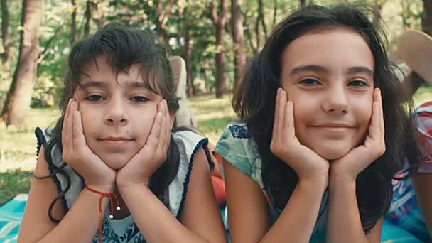 Panela Três Caras Namoradas Deitadas Parque Conceito Amigos Escola — Vídeo de Stock