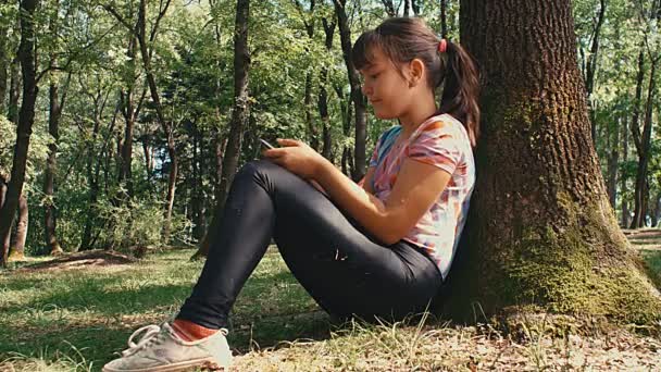 Дівчина Стріляє Смартфону Парку — стокове відео