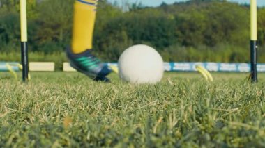 İki çocuk sahada futbol topuyla antrenman yapıyor, 4 km ağır çekimde.