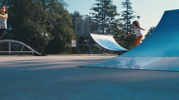 Mädchen fahren Inlineskating auf einem Spielplatz, 4k Slow MotionRollerblades