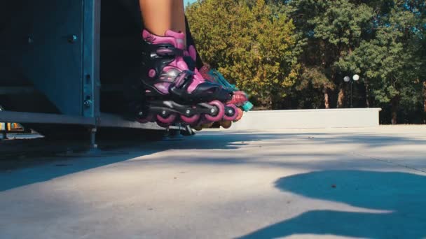 Mädchen Kinderbeine Mit Rollschuhen Auf Einem Spielplatz Zeitlupe — Stockvideo