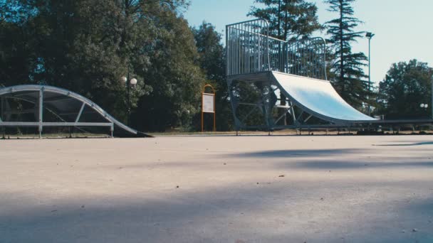 Mädchen Kind Fährt Rollerblades Skaten Auf Einem Spielplatz Zeitlupe — Stockvideo