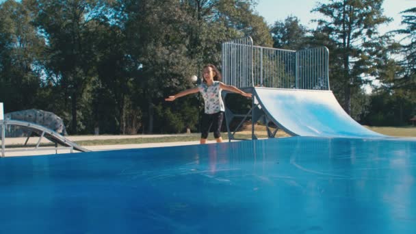 Meninas Crianças Estão Montando Patins Patinando Playground Câmera Lenta — Vídeo de Stock