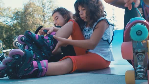 Meisjes Kinderen Voor Bereiden Rolschaatsen Rijden Een Speeltuin Slow Motion — Stockvideo