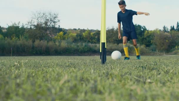 Kid Boy Treinamento Com Uma Bola Futebol Campo Câmera Lenta — Vídeo de Stock