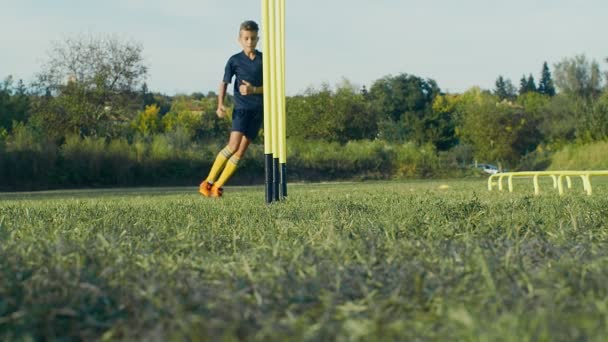 Kid Boy Trening Piłką Nożną Boisku Slow Motion — Wideo stockowe