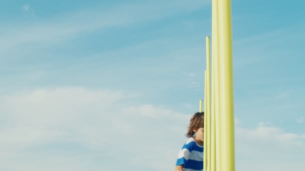 Kid Boy Treinamento Com Uma Bola Futebol Campo Câmera Lenta — Vídeo de Stock