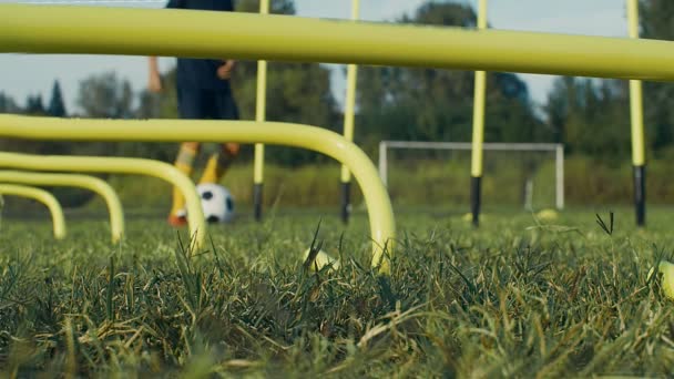 小男孩带着足球在场上训练 4K慢动作 — 图库视频影像