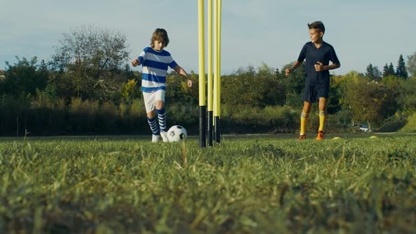 Kid Pojke Fotboll Spelare Utbildning Med Sin Tränare Plan Slow — Stockvideo