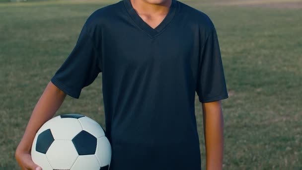 Retrato Joven Jugador Fútbol Escolar Campo Cámara Lenta — Vídeos de Stock