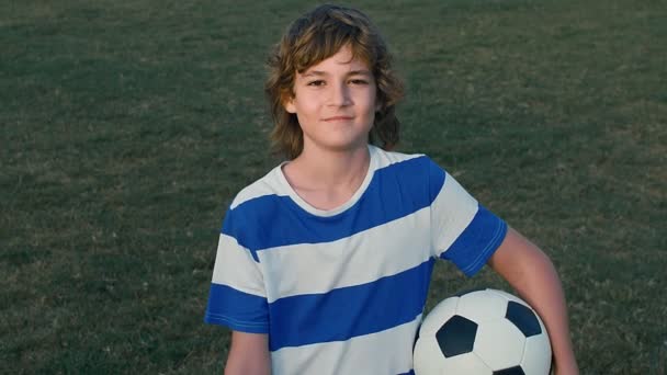 Retrato Joven Jugador Fútbol Escolar Mostrando Pulgar Hacia Arriba Campo — Vídeos de Stock