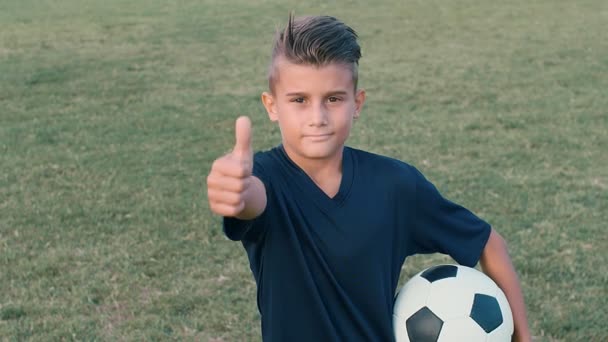 Portrét Mladého Studenta Fotbalové Školy Ukazující Palec Nahoru Hřišti Zpomalený — Stock video