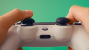 Oyuncuların elindeki oyun alanı büyük düz ekranın karşısında, yeşil ekranlı, 4k