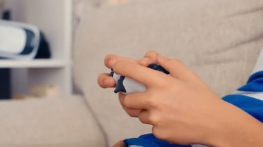 Oyun konsolu oynayan bir çocuğun elleri, joystick 'i tut, 4k