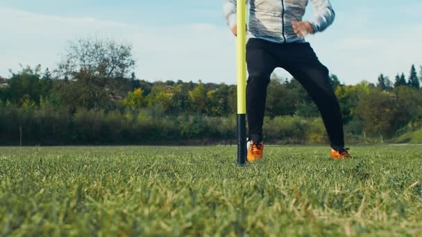 Tanınmayan Adam Sahada Futbol Topuyla Antrenman Yapıyor — Stok video