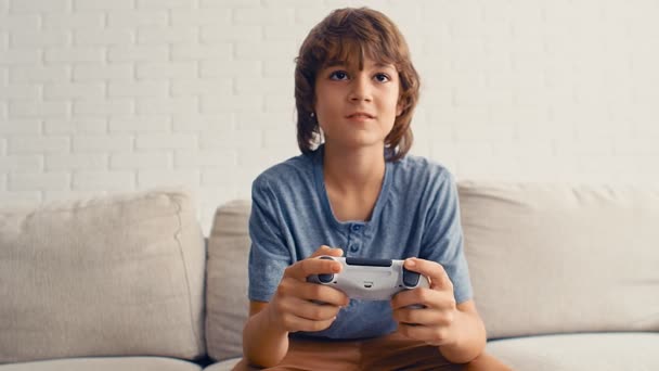 Joven Pre Adolescente Está Jugando Videoconsola Divertirse Reír Sostener Joystick — Vídeos de Stock