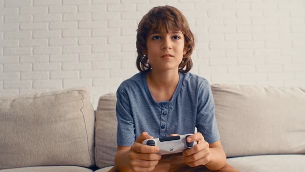 Jeune Garçon Pré Adolescent Joue Console Jeux Vidéo Amusez Vous — Video