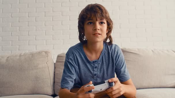 Joven Pre Adolescente Está Jugando Videoconsola Divertirse Reír Sostener Joystick — Vídeo de stock