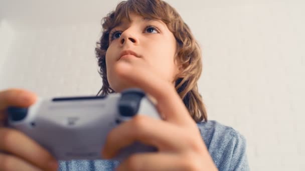 Ένα Νεαρό Αγόρι Πριν Την Εφηβεία Παίζει Κονσόλα Βιντεοπαιχνιδιών Διασκεδάστε — Αρχείο Βίντεο