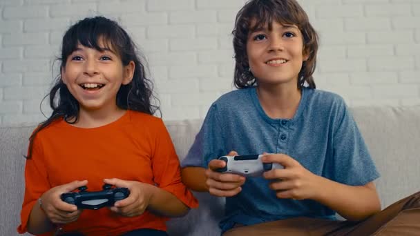 Jeune Pré Adolescent Garçon Fille Jouant Console Jeu Vidéo Amusez — Video