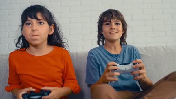 Νεαρό Αγόρι Και Κορίτσι Πριν Την Εφηβεία Που Παίζουν Κονσόλα — Αρχείο Βίντεο