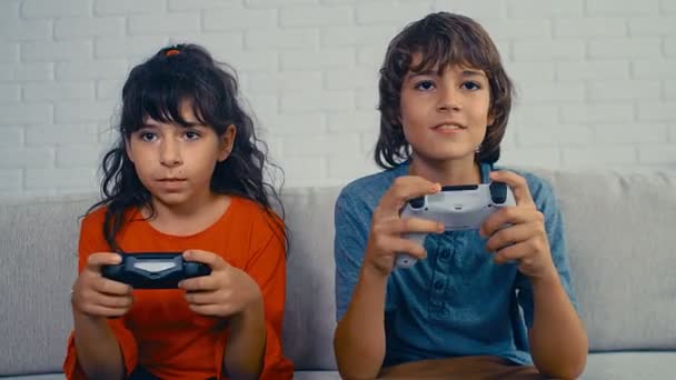 Mladý Pre Teenage Chlapec Dívka Hraje Videohry Konzole Bavte Smějte — Stock video