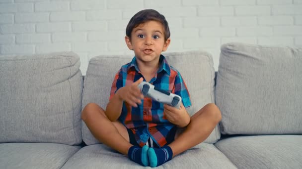 Jähriger Junge Spielt Videospielkonsole Habe Spaß Lache Halte Den Steuerknüppel — Stockvideo
