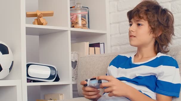 Giovane Ragazzo Pre Adolescente Sta Giocando Console Videogiochi Divertirsi Ridere — Video Stock