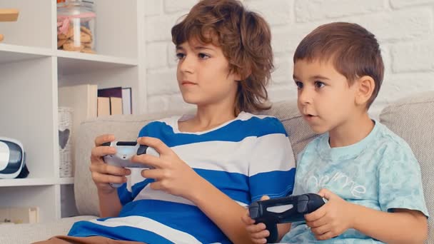 Dos Chicos Jugando Videoconsola Divertirse Reír Mantener Joystick Celebrando Victoria — Vídeo de stock