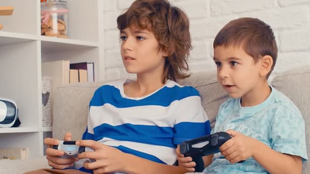 Dos Chicos Jugando Videoconsola Divertirse Reír Mantener Joystick Celebrando Victoria — Vídeo de stock