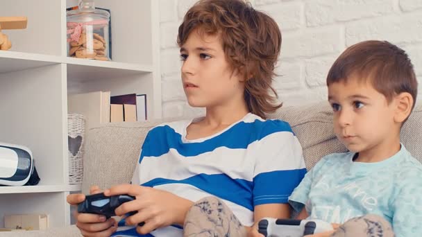 Δύο Αγόρια Παίζουν Κονσόλα Βιντεοπαιχνιδιών Διασκεδάζουν Γελάνε Κρατούν Χειριστήριο Γιορτάζουν — Αρχείο Βίντεο