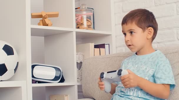 5Χρονο Αγόρι Που Παίζει Κονσόλα Βιντεοπαιχνιδιών Διασκεδάζει Γελάει Κρατάει Χειριστήριο — Αρχείο Βίντεο