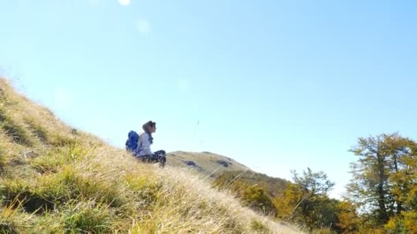 晴れた秋の日に美しい山を楽しむ女性観光客 — ストック動画