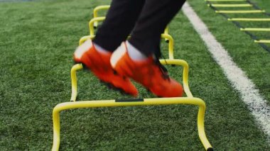Futbol çeviklik eğitim ekipmanları. Antrenman engelli profesyonel futbolcu. 4k ağır çekim
