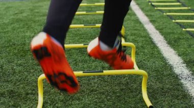 Futbol çeviklik eğitim ekipmanları. Antrenman engelli profesyonel futbolcu. 4k ağır çekim
