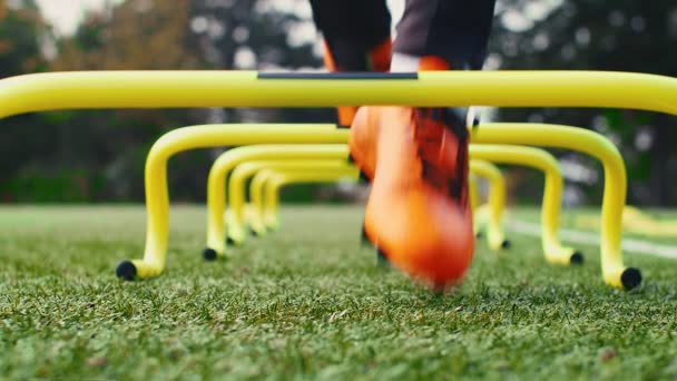 Träningsutrustning För Fotbollsträning Professionell Fotbollsspelare Med Träningshinder Slow Motion — Stockvideo