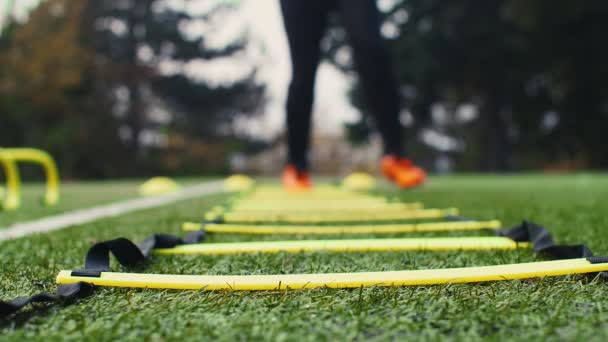 Agility Trainingsgeräte Für Den Fußball Fußballprofi Mit Einer Agilitätsleiter Zeitlupe — Stockvideo