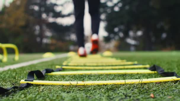 Trainingstoestellen Voor Behendigheid Van Voetbal Professionele Footballspeler Met Een Behendigheidsladder — Stockvideo