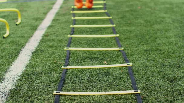 足球敏捷性训练设备 职业足球运动员 有一个敏捷的梯子 4K慢动作 — 图库视频影像